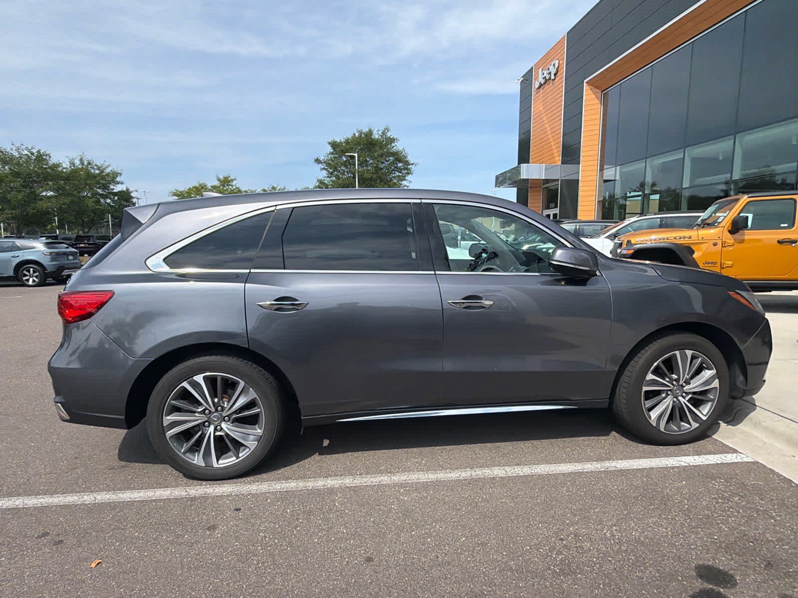 Used 2018 Acura MDX w/ Technology Package AWD/4WD image 3