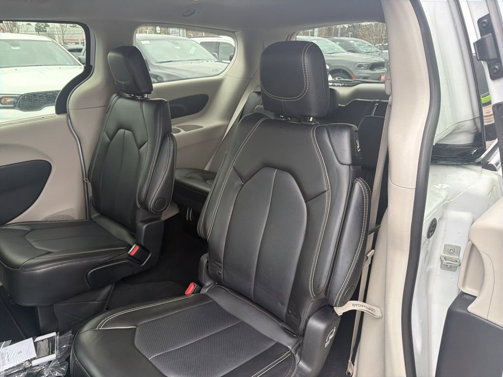 Used 2024 Chrysler Pacifica Touring-L image 10