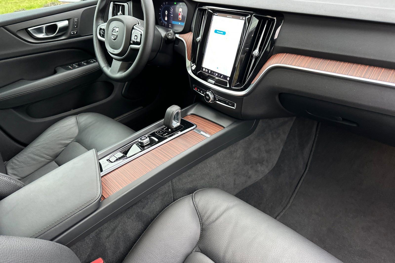 Used 2025 Volvo V60 B5 Cross Country Plus image 16
