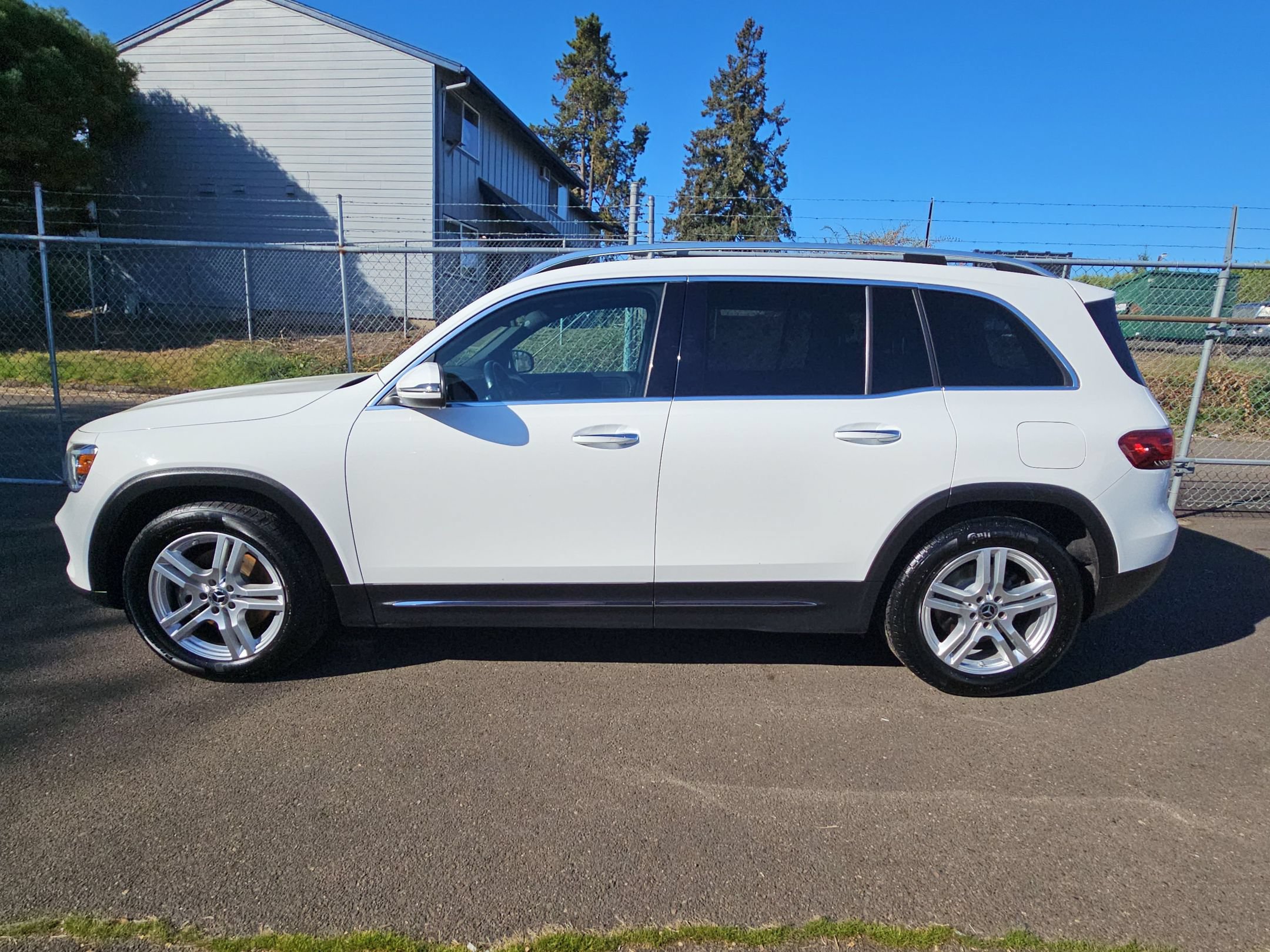 Used 2021 Mercedes-Benz GLB 250 4MATIC image 2