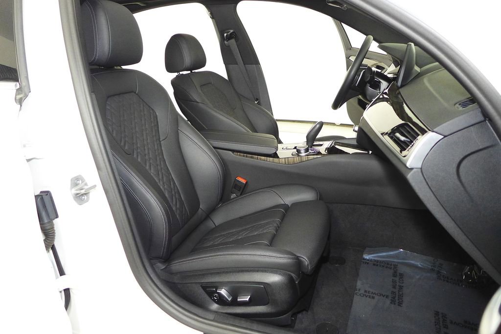 Certified 2022 BMW 530e w/ Convenience Package image 18