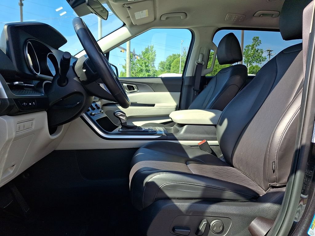 Used 2024 Kia Carnival LX FWD image 14