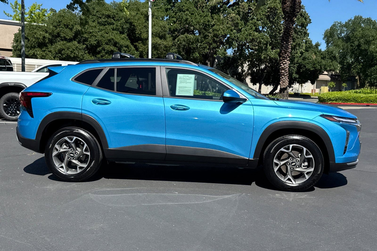 Used 2025 Chevrolet Trax LT w/ Driver Confidence Package image 2