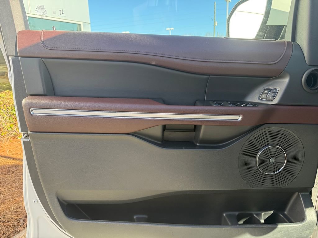 Used 2024 Ford Expedition Limited image 13