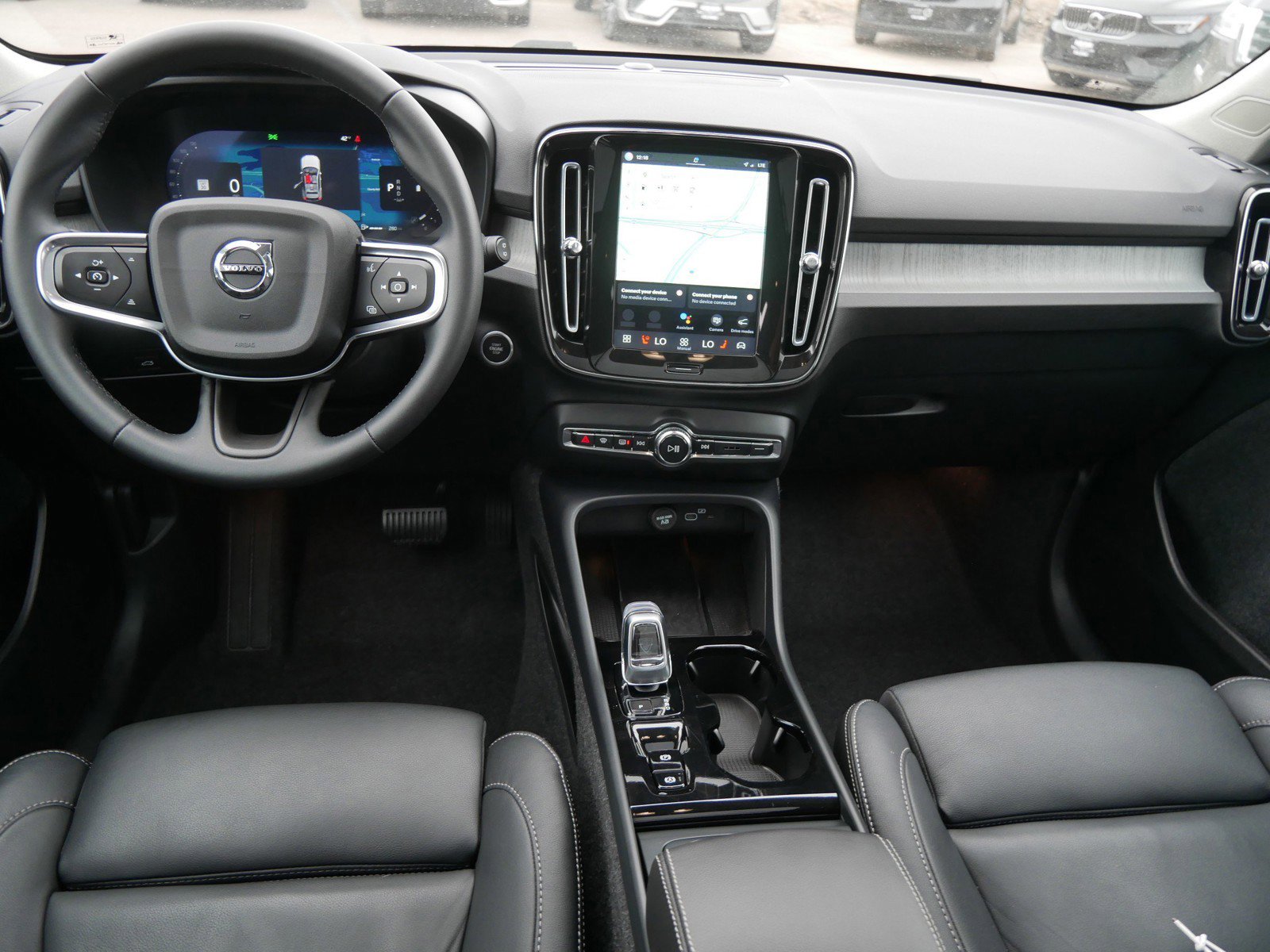 Used 2025 Volvo XC40 B5 Plus image 14