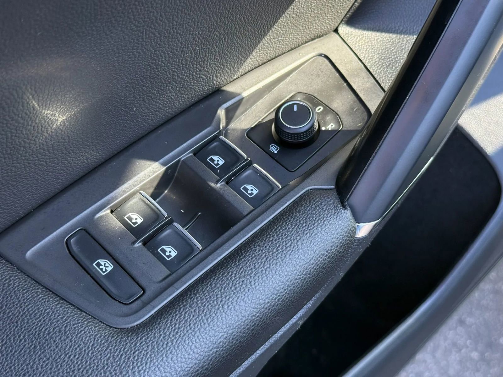 Used 2018 Volkswagen Tiguan SE image 21