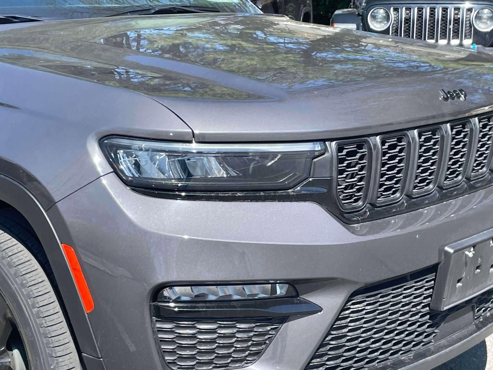 Used 2023 Jeep Grand Cherokee Limited w/ Black Appearance Package AWD/4WD image 10
