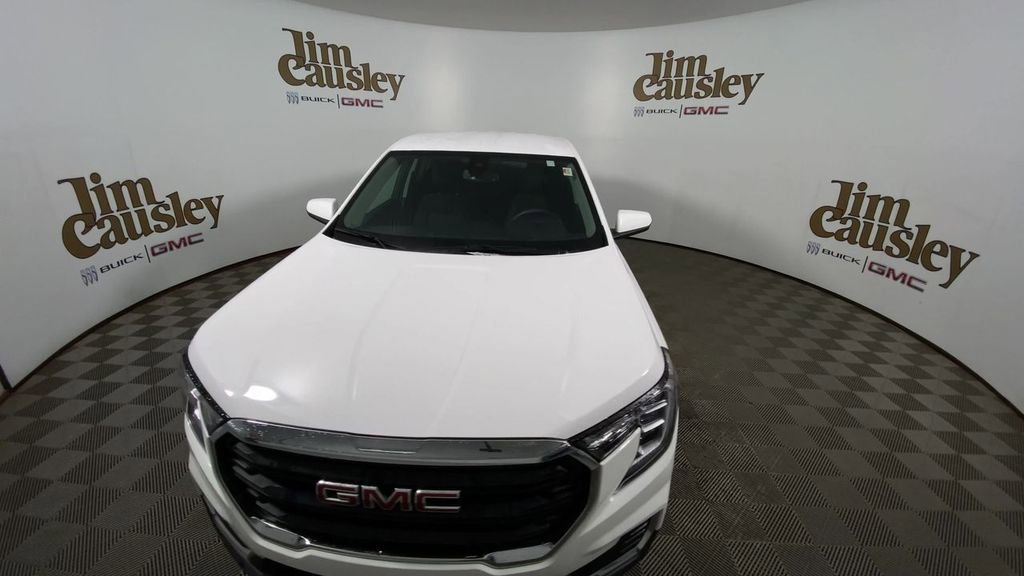 Used 2023 GMC Terrain SLE image 3