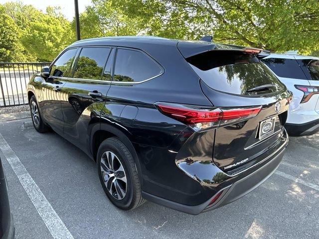 Used 2022 Toyota Highlander XLE FWD image 2
