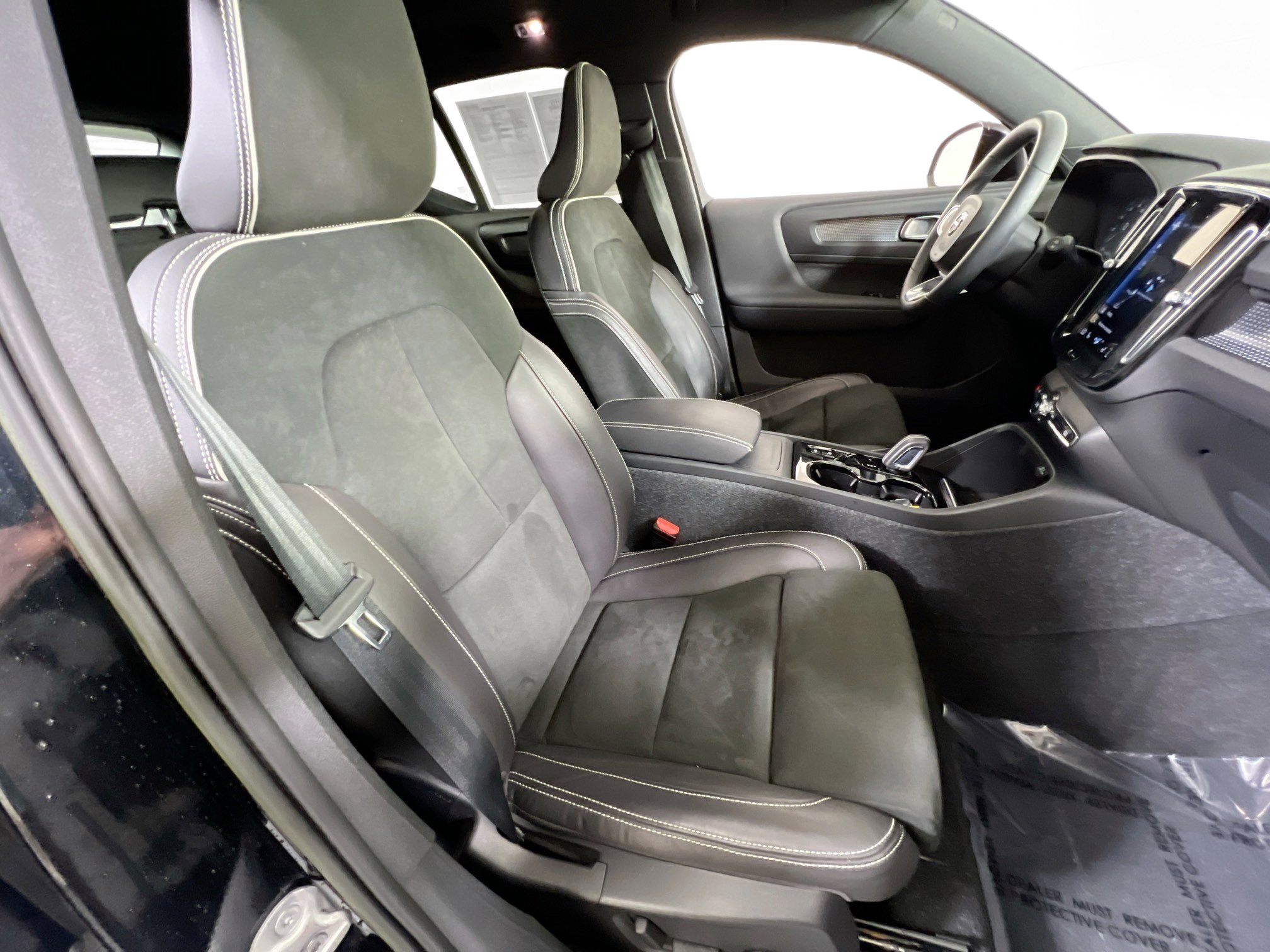 Used 2022 Volvo XC40 T5 R-Design w/ Advanced Package image 27