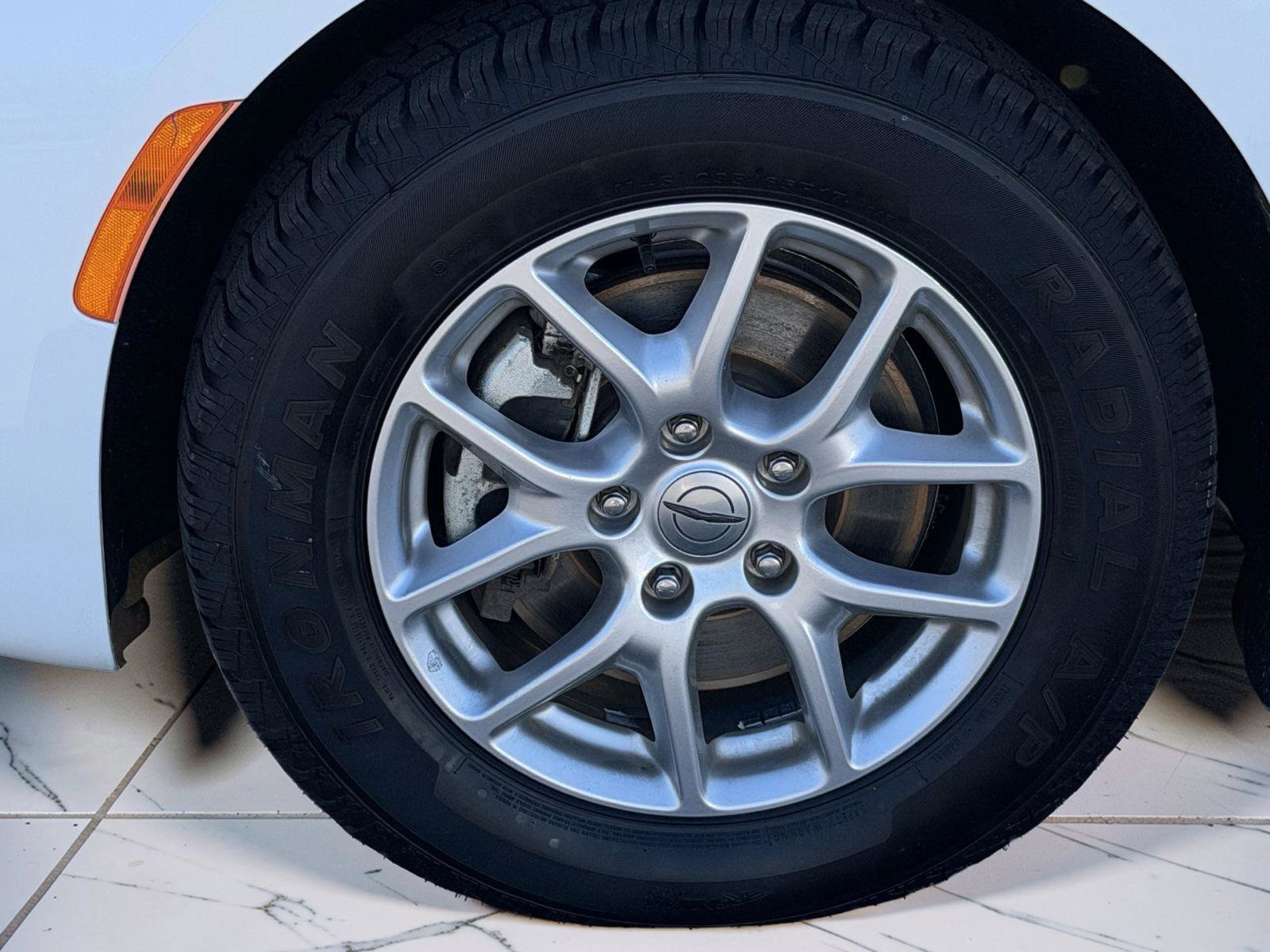 Used 2023 Chrysler Pacifica Touring-L image 5