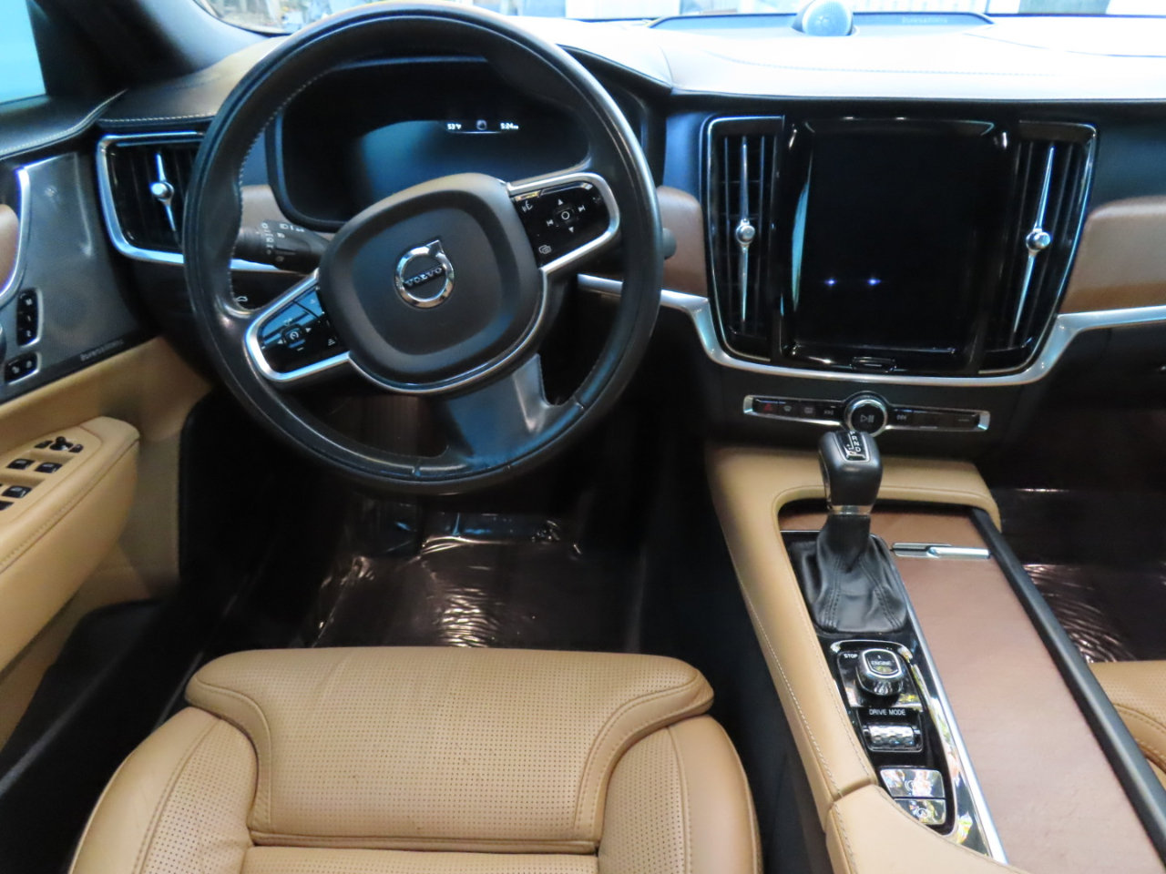 Used 2017 Volvo S90 T6 Inscription w/ Vision Package image 16