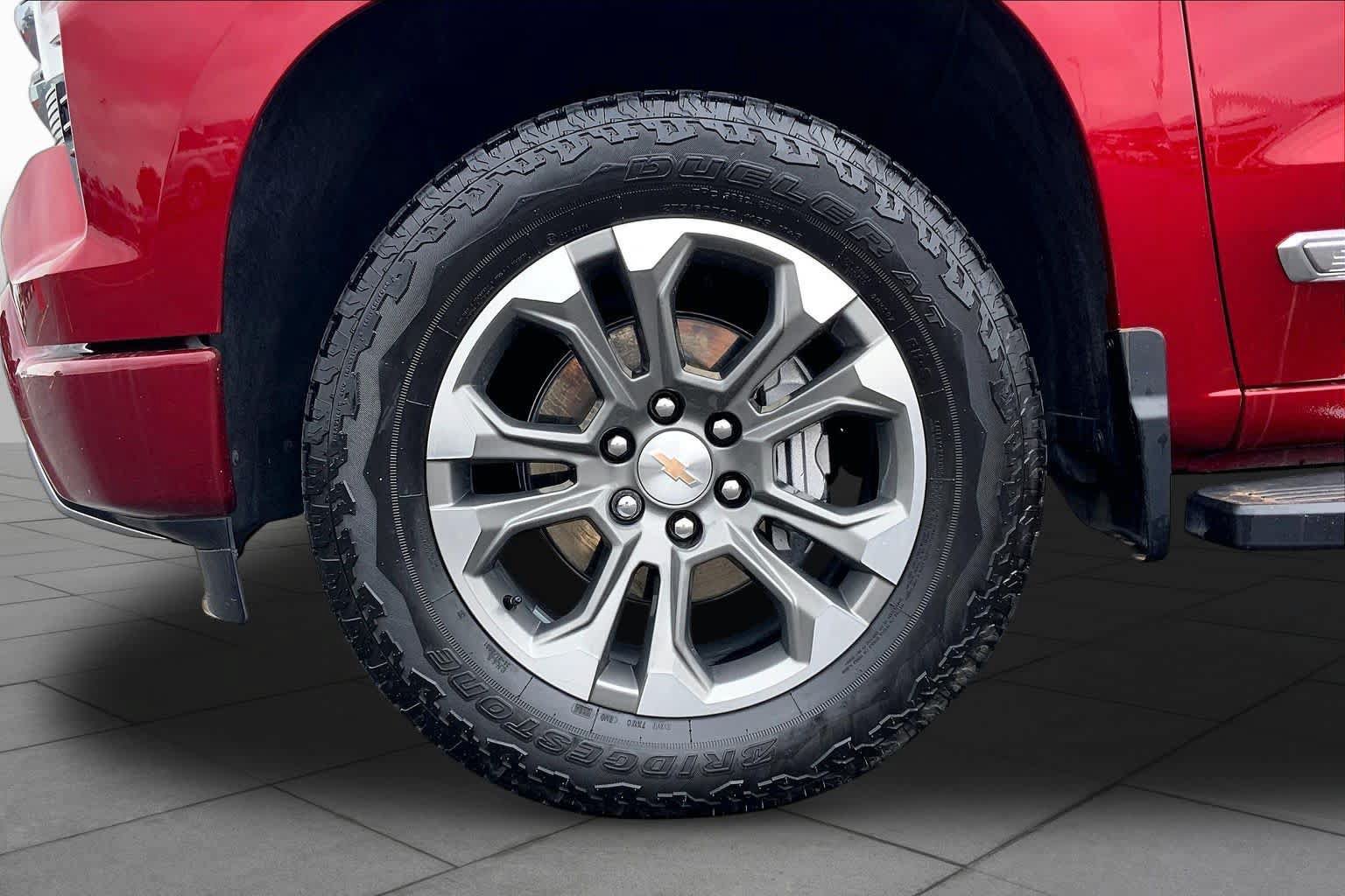 Used 2024 Chevrolet Silverado 1500 High Country w/ Z71 Off-Road Package AWD/4WD image 11