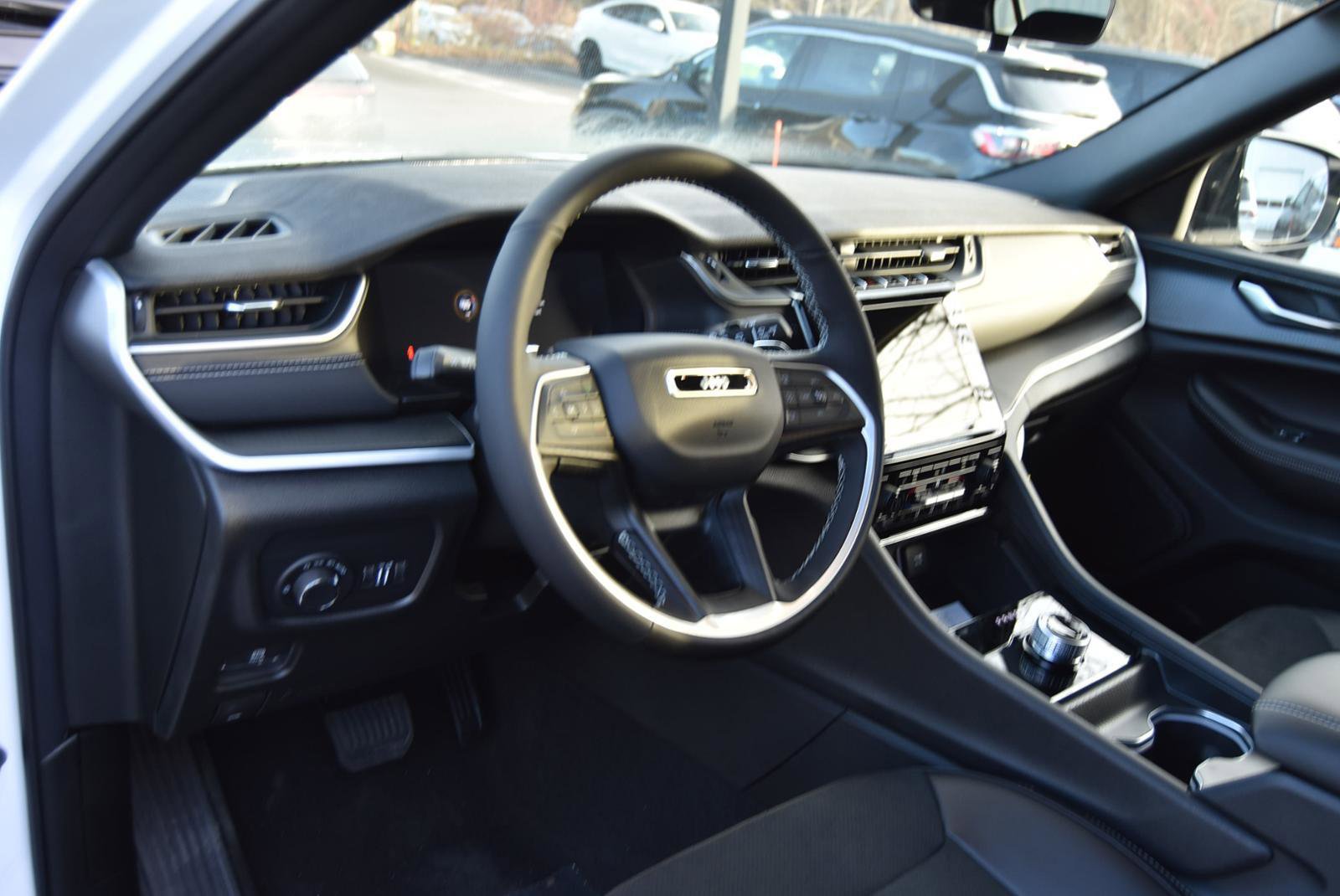 New 2025 Jeep Grand Cherokee L Altitude image 9