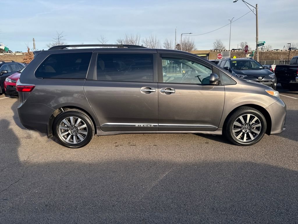 Used 2018 Toyota Sienna LE image 10