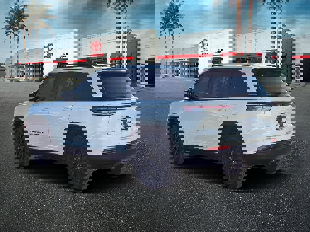 Used 2025 Jeep Grand Cherokee Altitude image 4