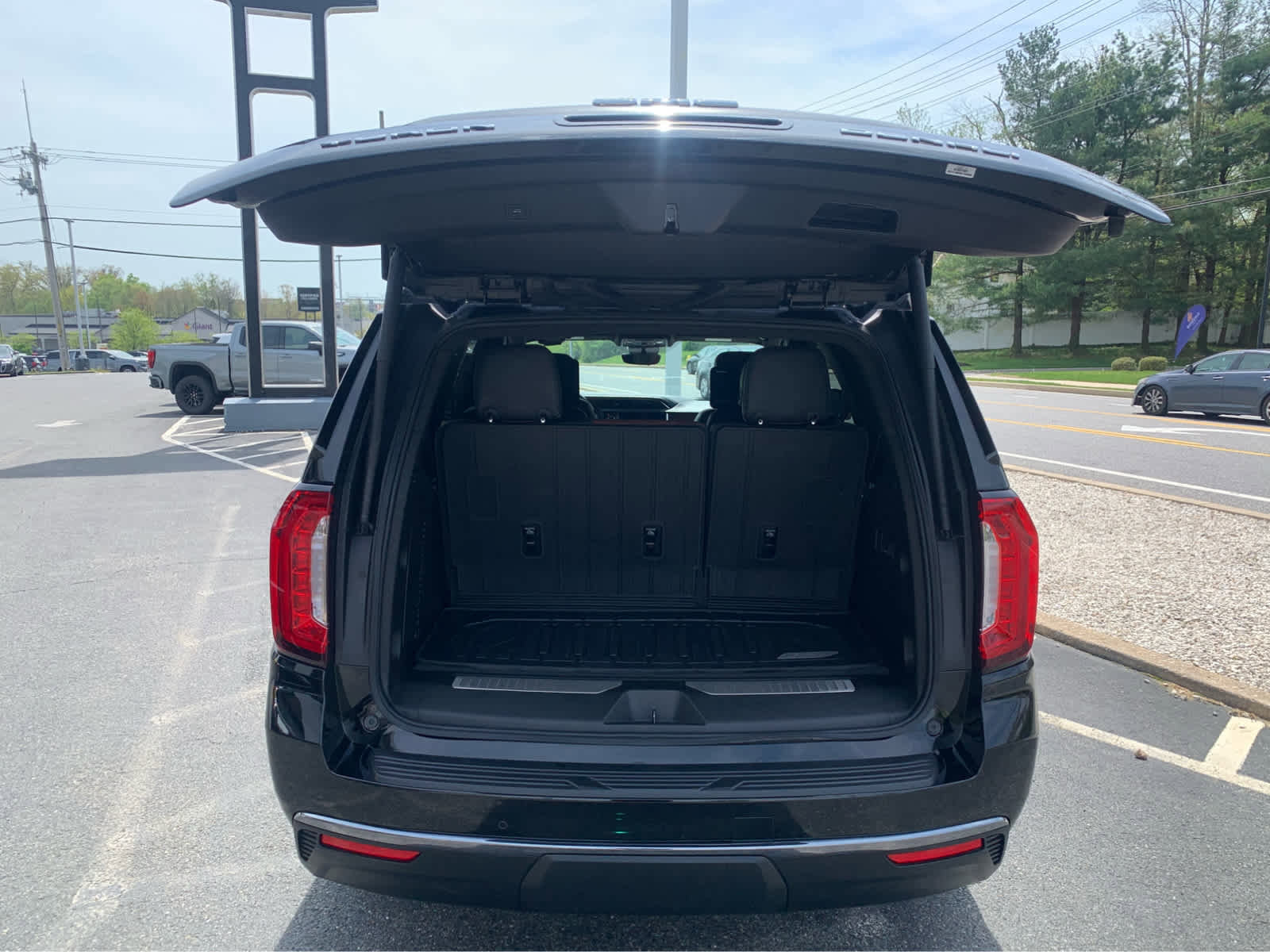 Used 2024 GMC Yukon Denali Ultimate AWD/4WD image 5