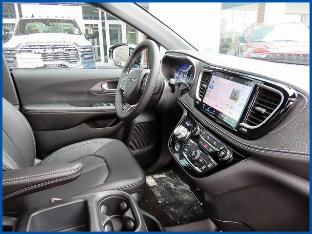 New 2026 Chrysler Pacifica Select AWD/4WD image 8