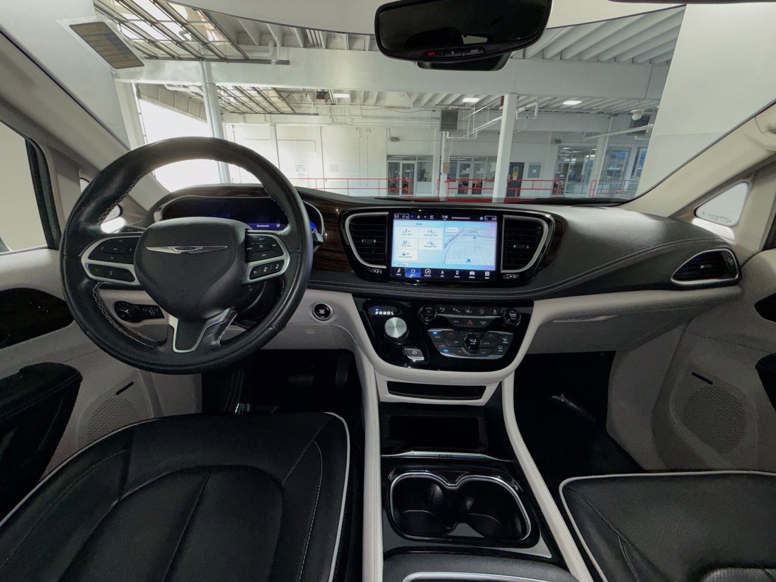 Used 2022 Chrysler Pacifica Limited FWD image 23
