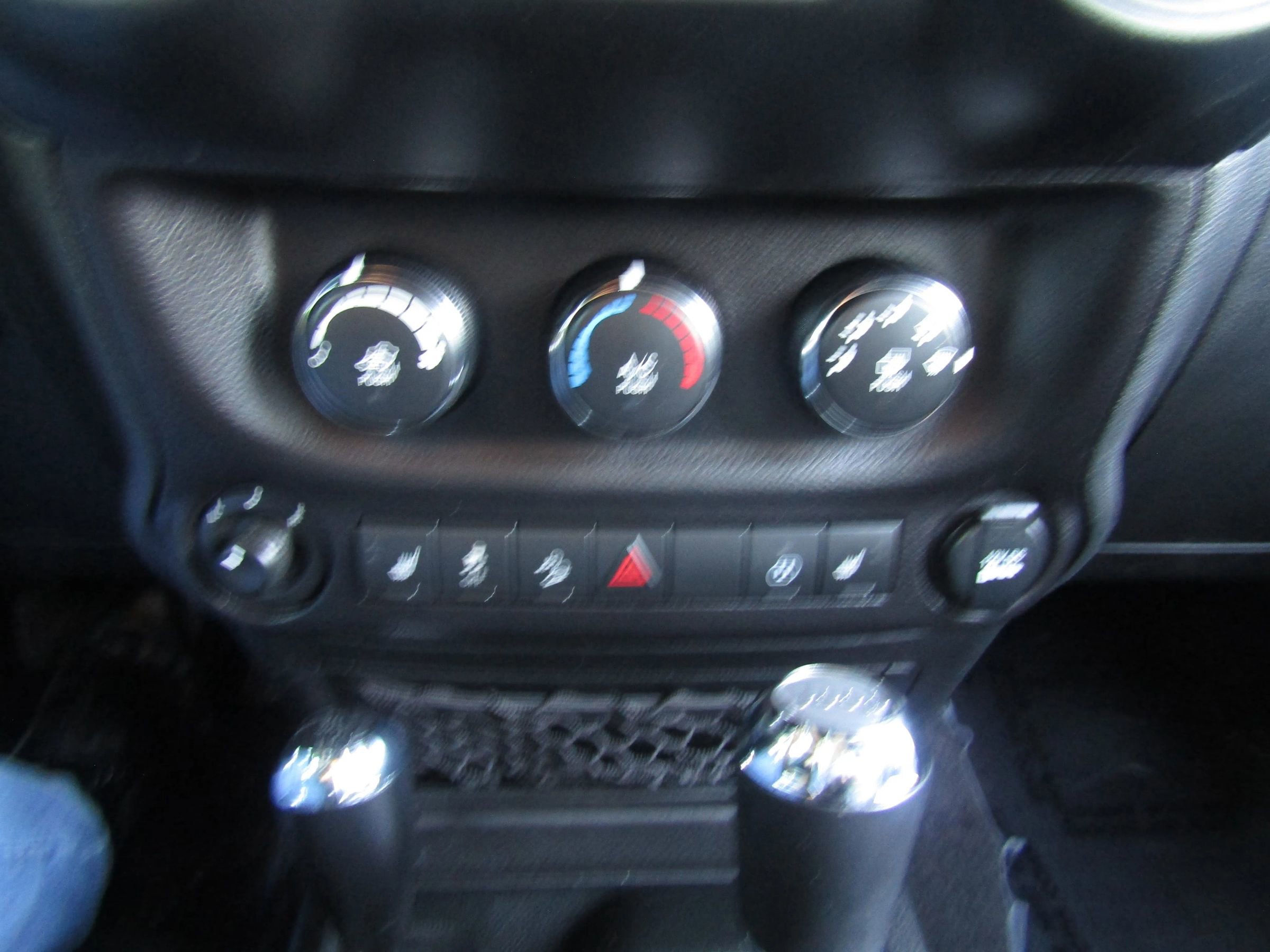 Used 2017 Jeep Wrangler Unlimited Sahara w/ Connectivity Group AWD/4WD image 23