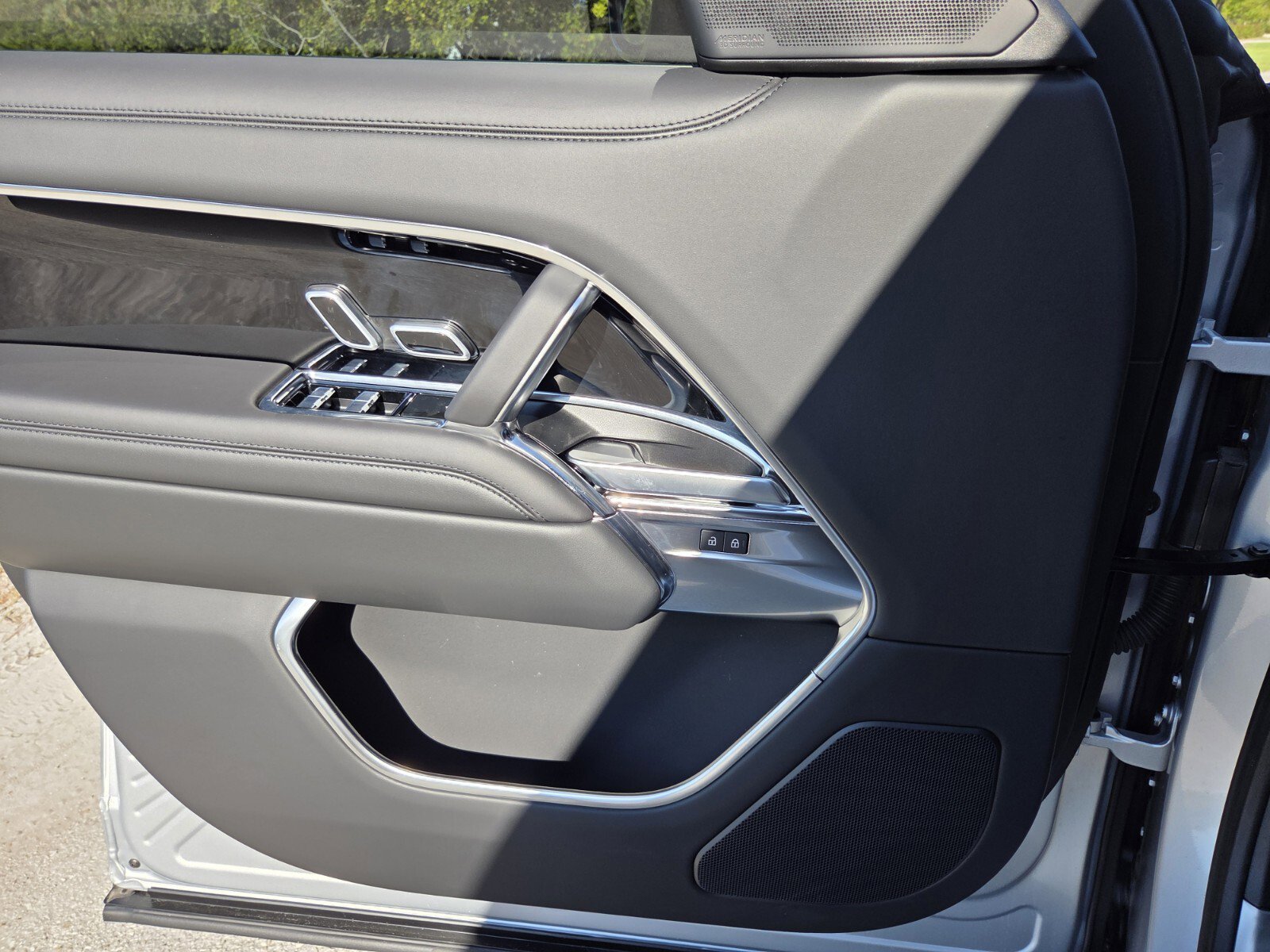 New 2025 Land Rover Range Rover SE image 16