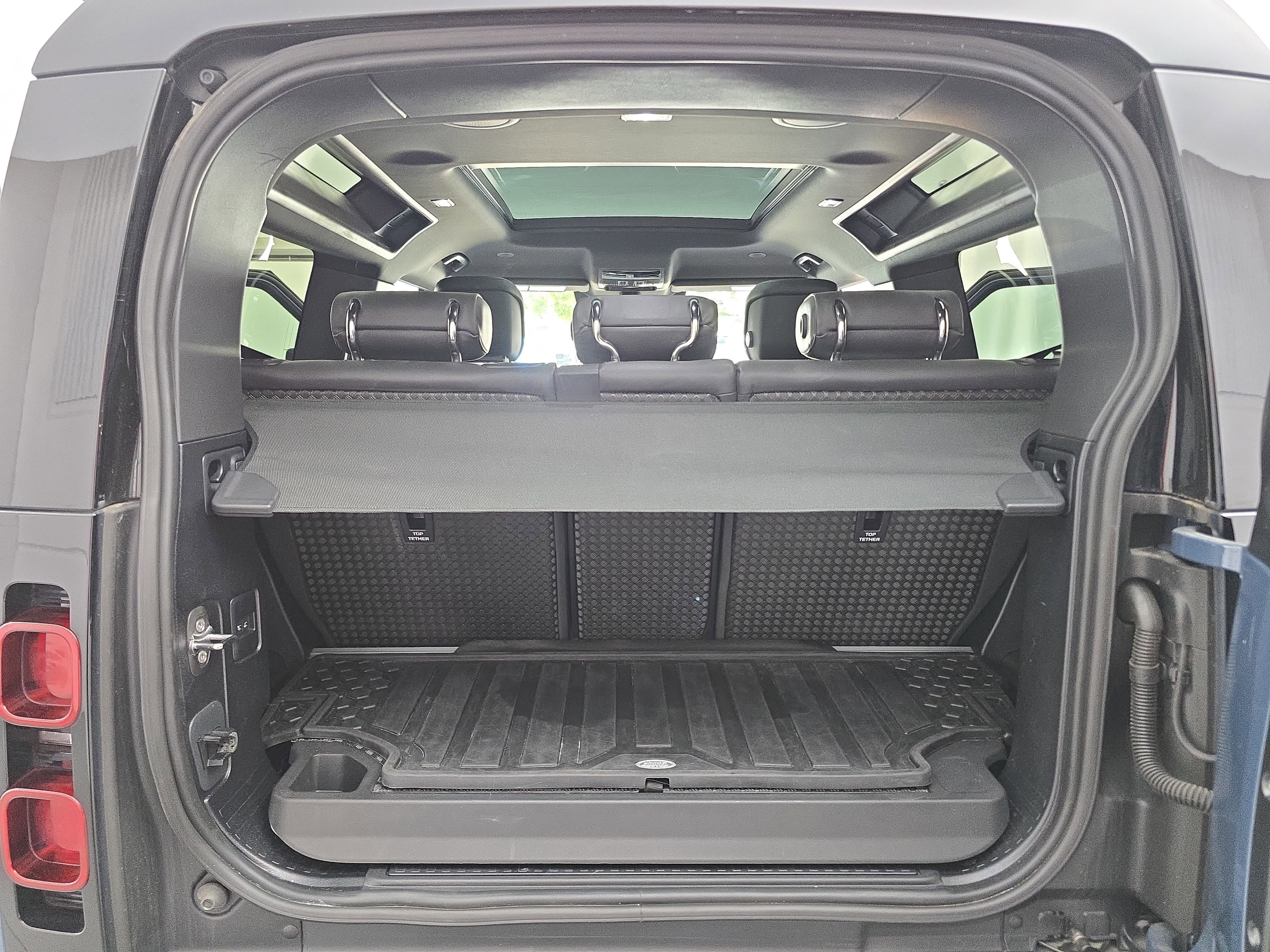 Certified 2025 Land Rover Defender 90 X-Dynamic SE AWD/4WD image 12