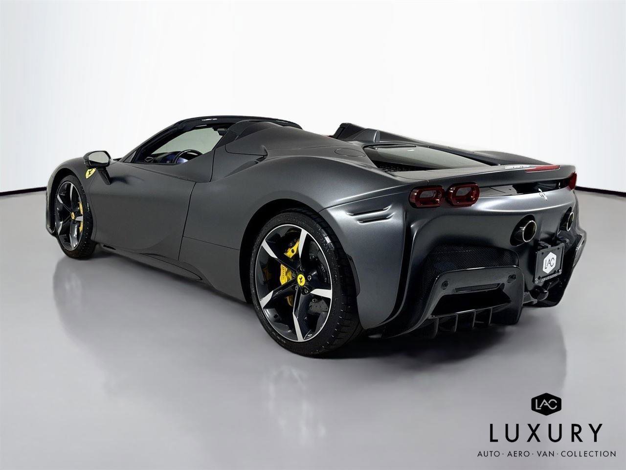Used 2022 Ferrari SF90 Spider image 8