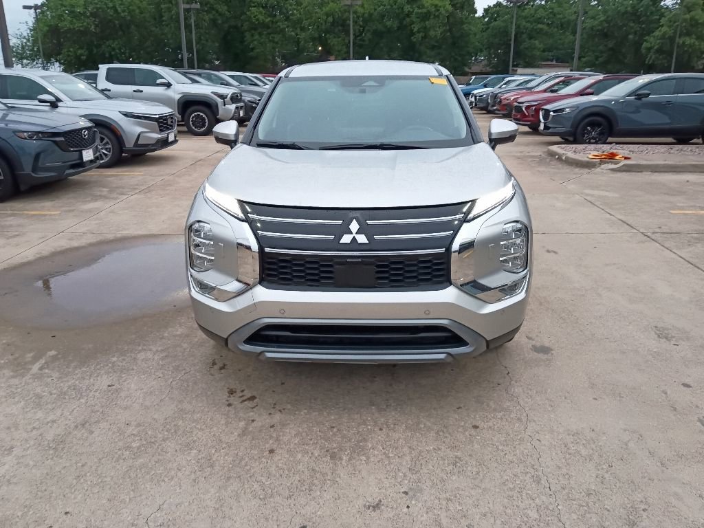 Used 2025 Mitsubishi Outlander SE AWD/4WD image 2