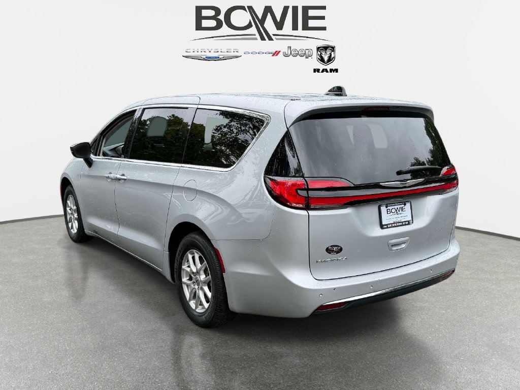 Used 2024 Chrysler Pacifica Touring-L FWD image 4
