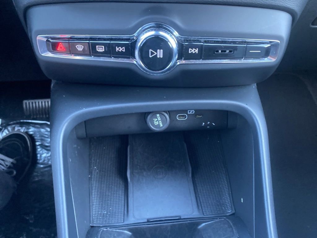 Used 2024 Volvo XC40 B5 Core image 23