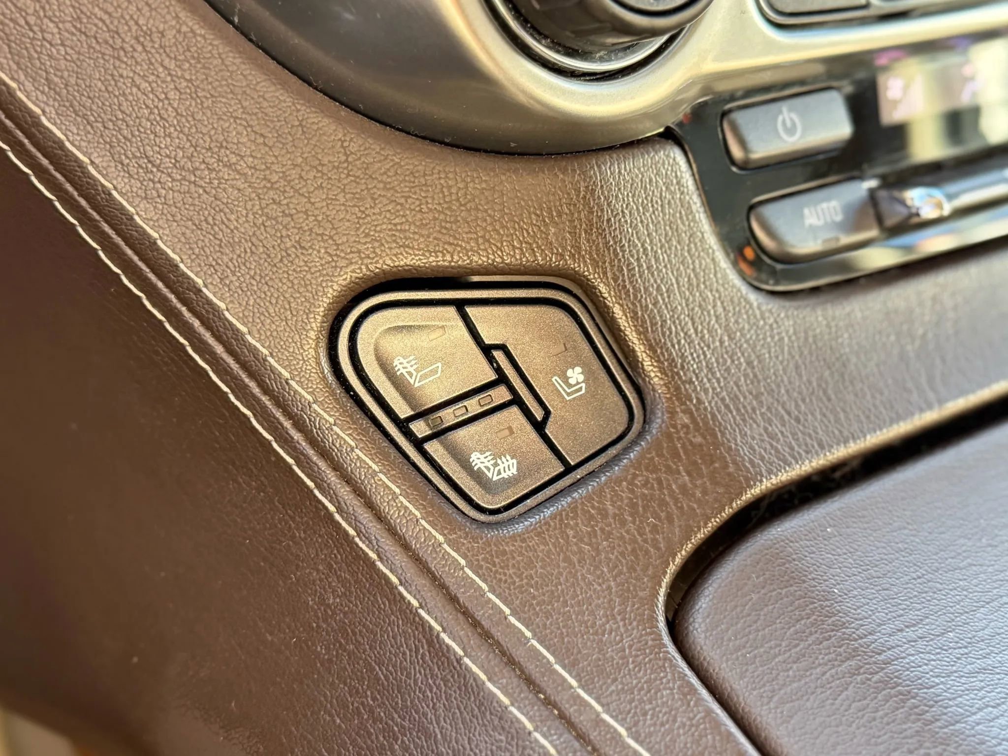 Used 2017 Chevrolet Suburban Premier image 16