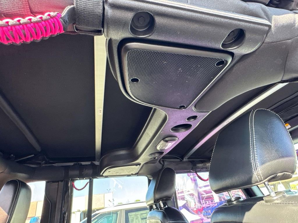 Used 2015 Jeep Wrangler Unlimited Rubicon image 18