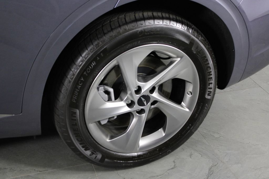 Used 2026 Genesis GV70 2.5T Select image 11