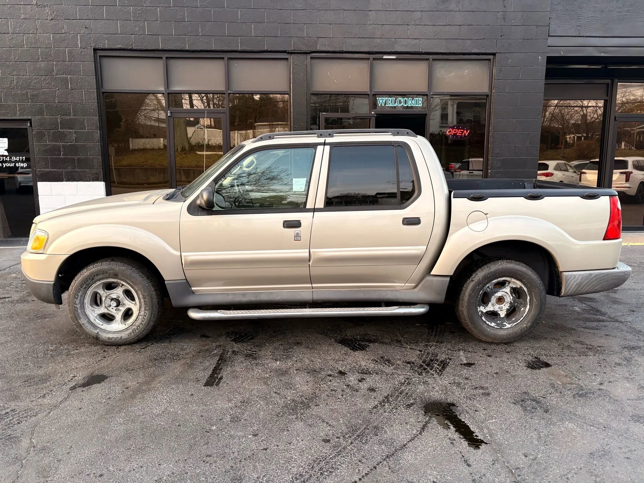 Used 2005 Ford Explorer Sport Trac XLS RWD image 2