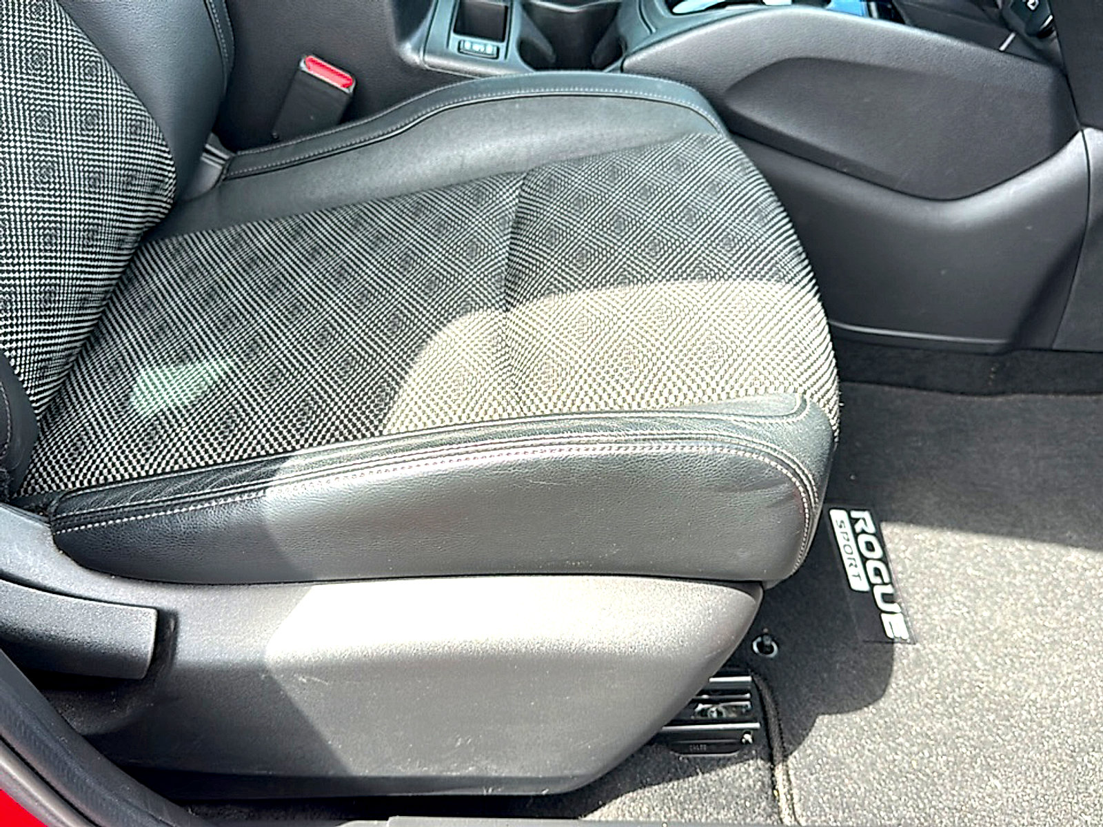 Used 2022 Nissan Rogue Sport SV w/ Technology Package FWD image 25