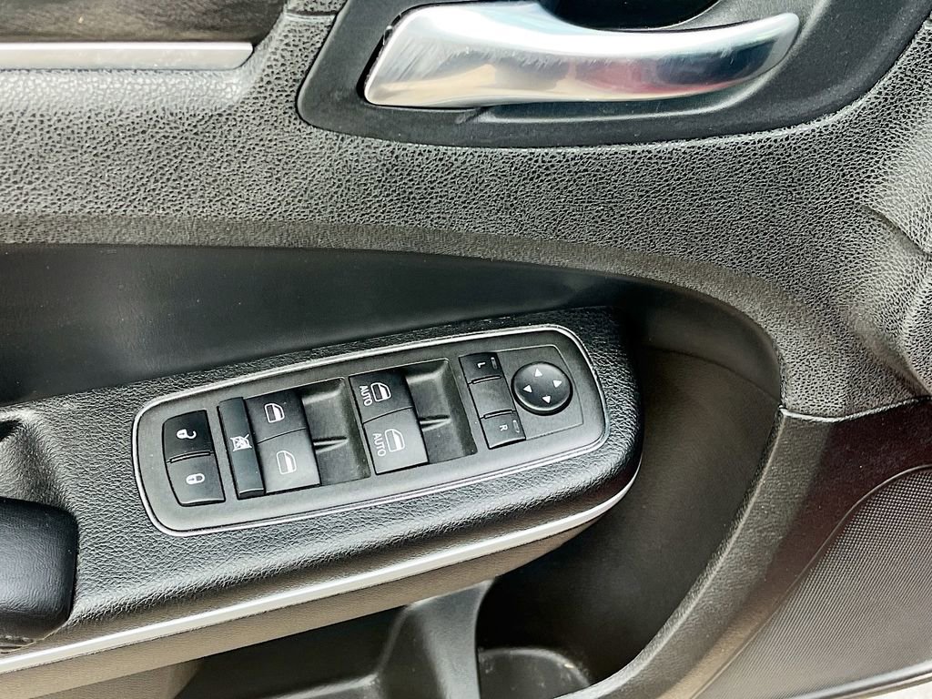 Used 2022 Chrysler 300 Touring w/ Sport Appearance Package image 17