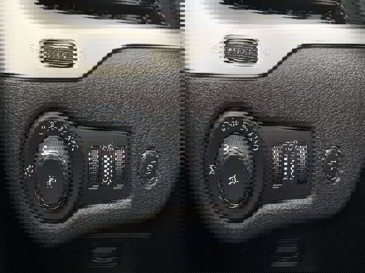 Used 2017 Jeep Cherokee Trailhawk w/ Comfort/Convenience Group image 16