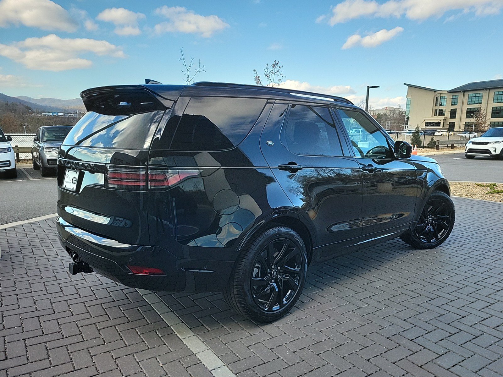 Used 2025 Land Rover Discovery Dynamic SE AWD/4WD image 5