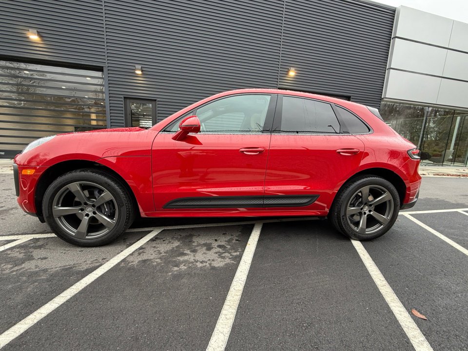 Certified 2025 Porsche Macan image 2