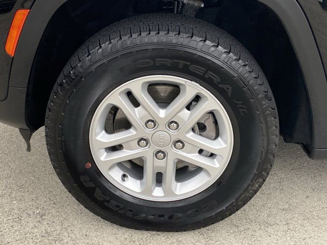 Used 2024 Jeep Grand Cherokee Laredo image 22