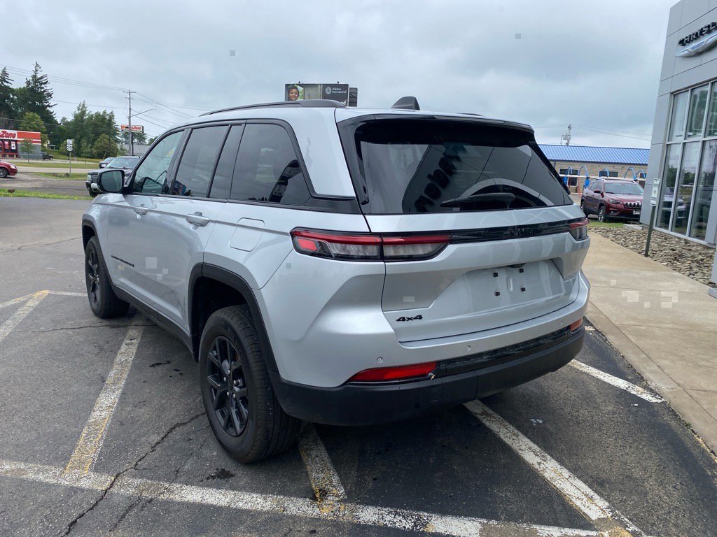 Used 2024 Jeep Grand Cherokee Altitude image 3