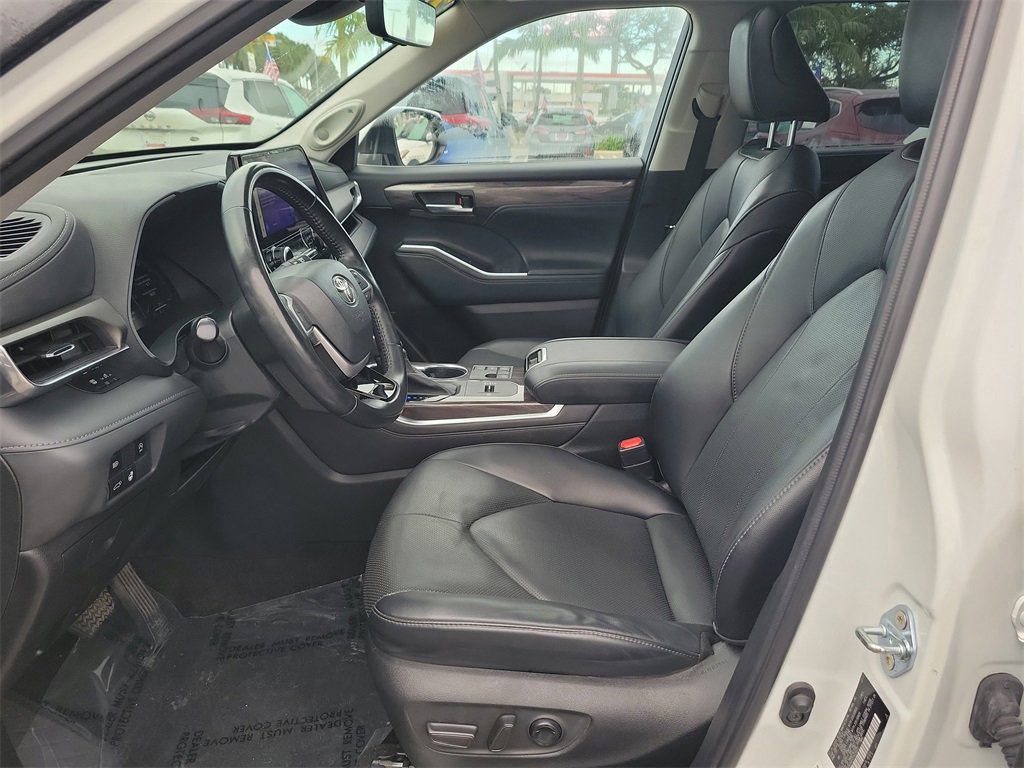 Used 2023 Toyota Highlander Limited image 13