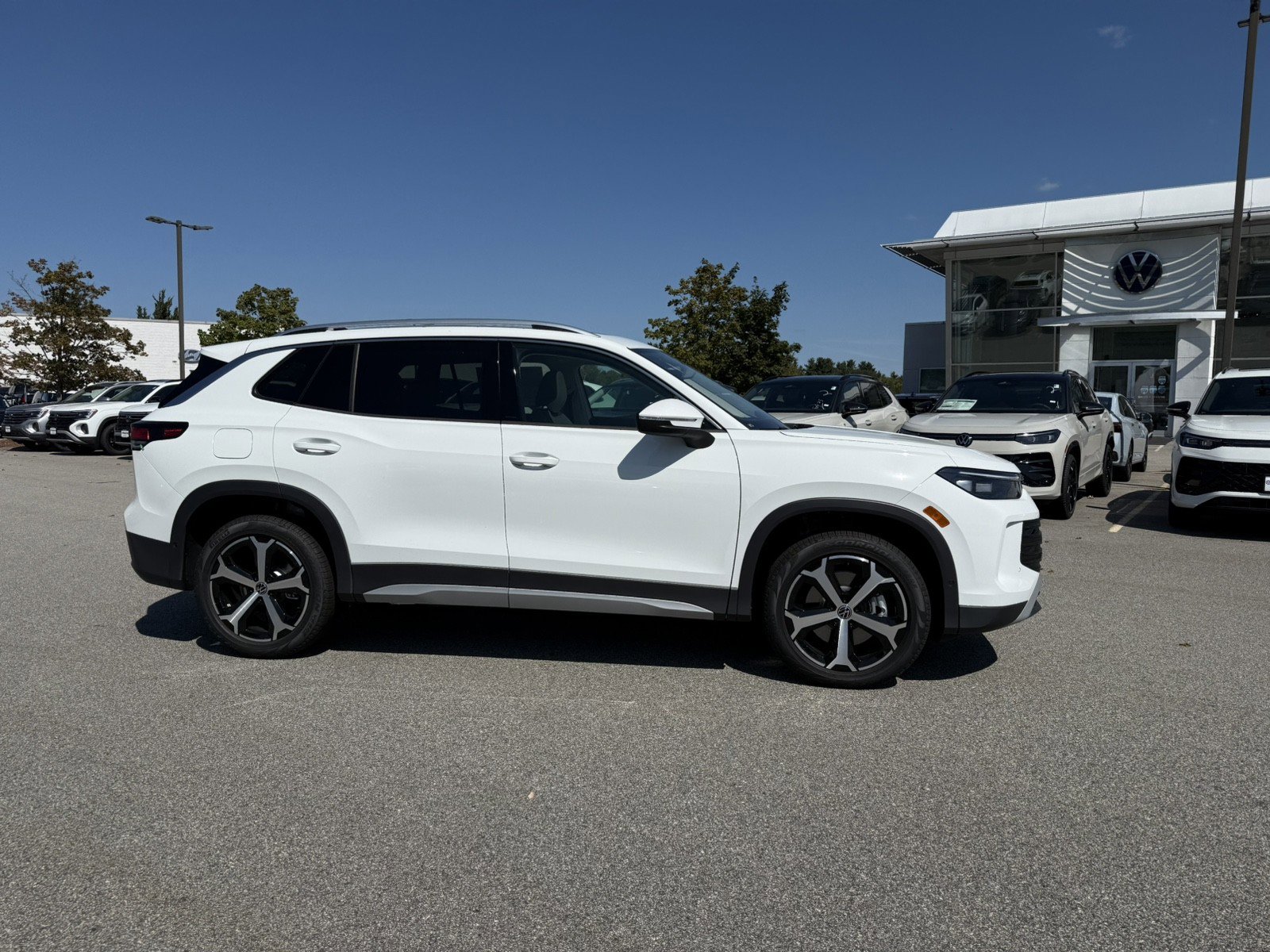 New 2025 Volkswagen Tiguan SE image 2