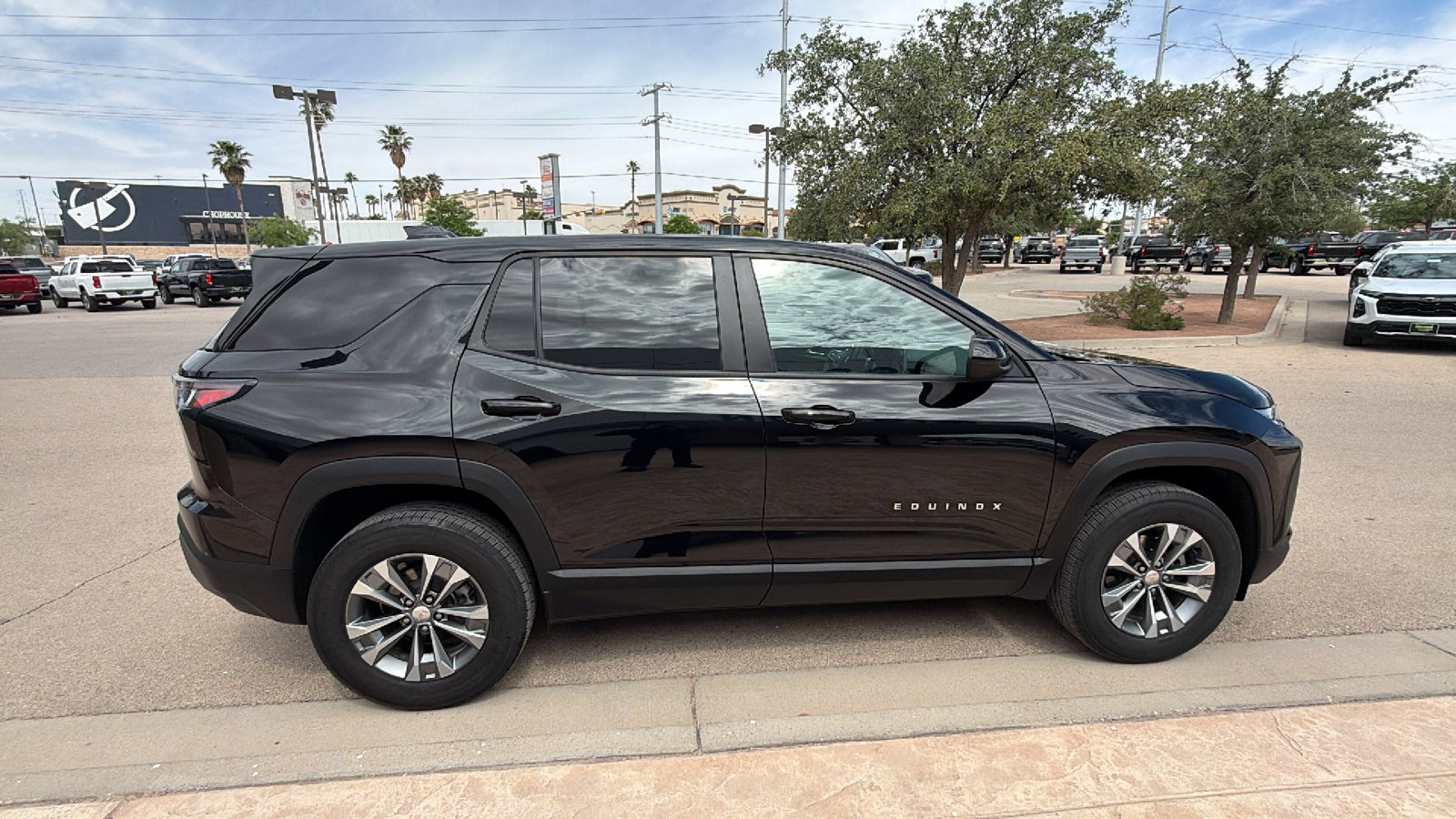 Used 2025 Chevrolet Equinox LT FWD image 5