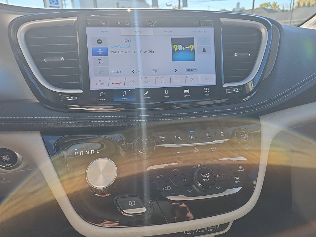 Certified 2024 Chrysler Pacifica Touring-L FWD image 33