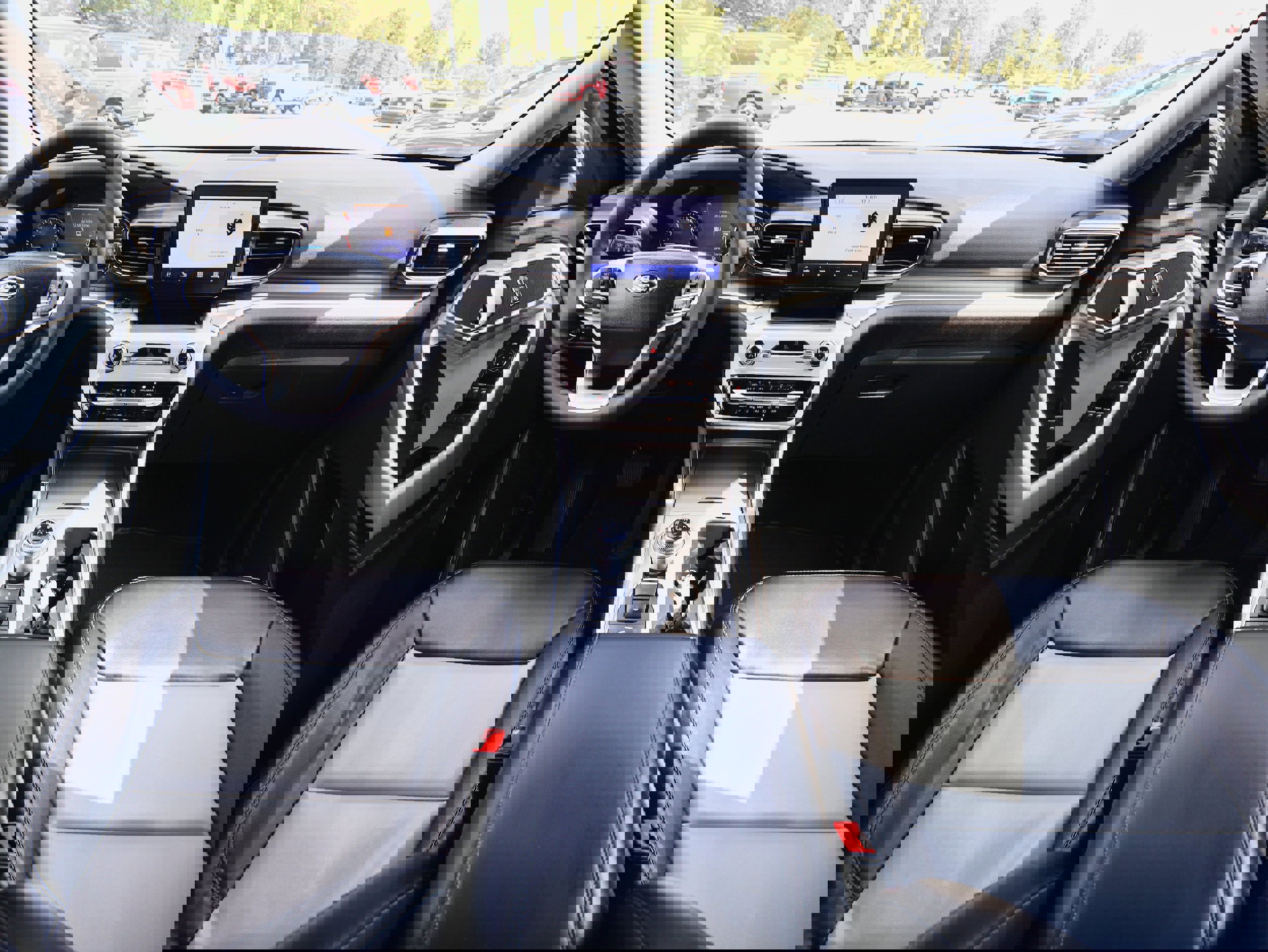 Used 2022 Ford Explorer XLT w/ Equipment Group 202A image 17