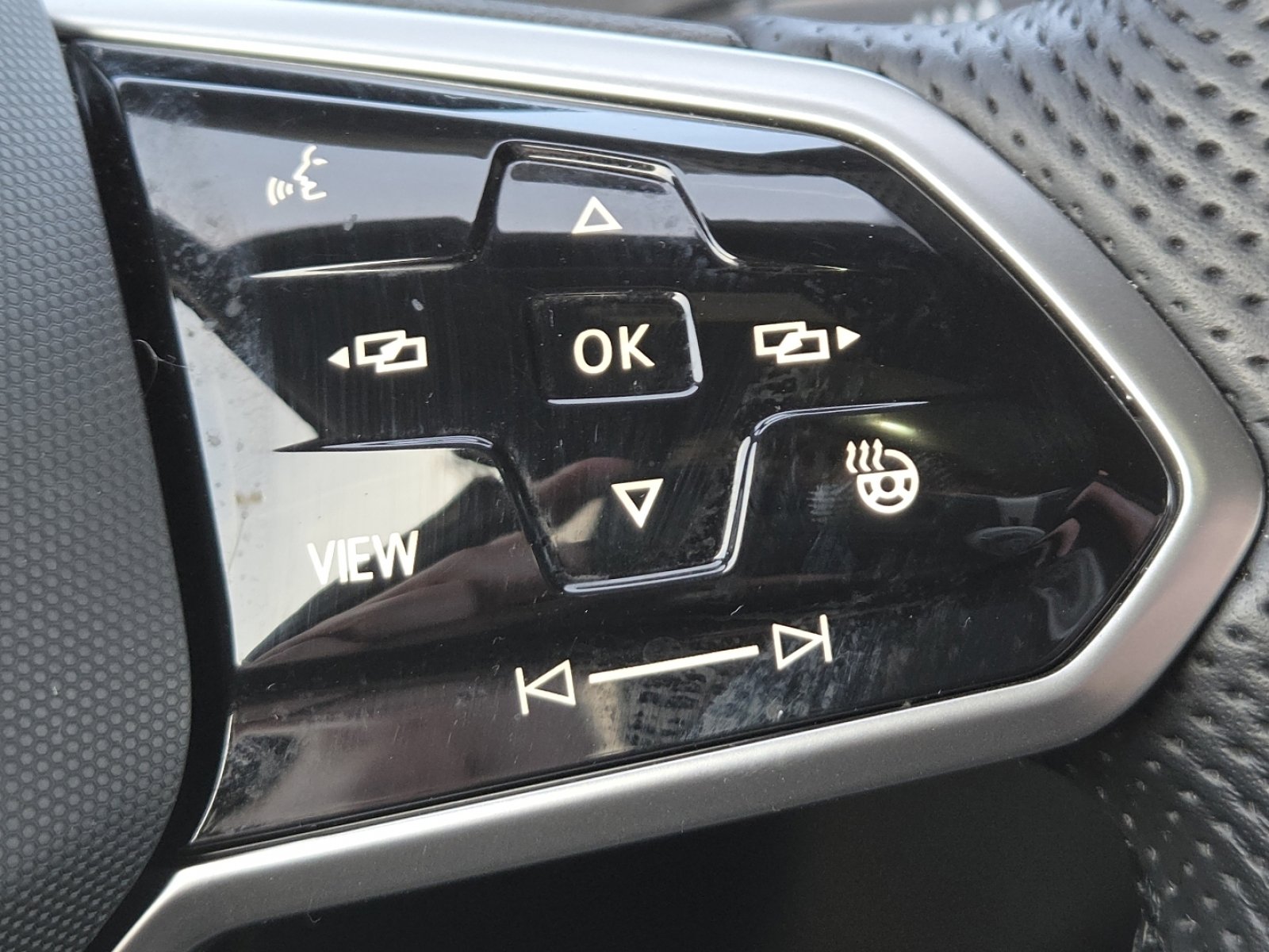 Used 2022 Volkswagen Tiguan SEL R-Line image 9