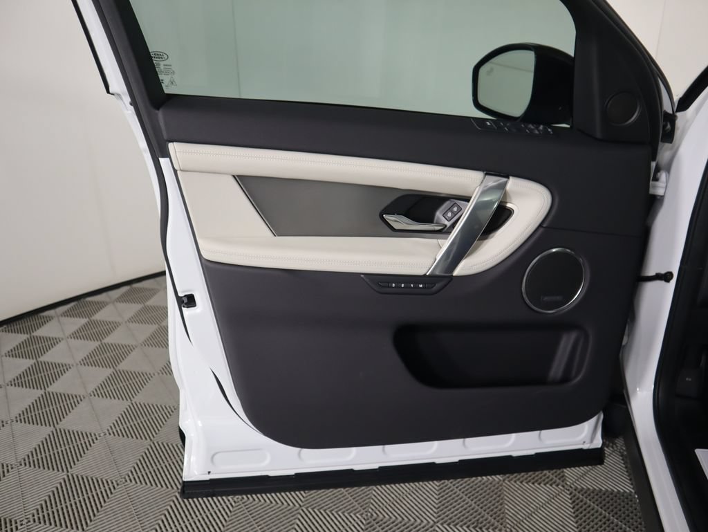 Certified 2025 Land Rover Discovery Sport Dynamic SE AWD/4WD image 26