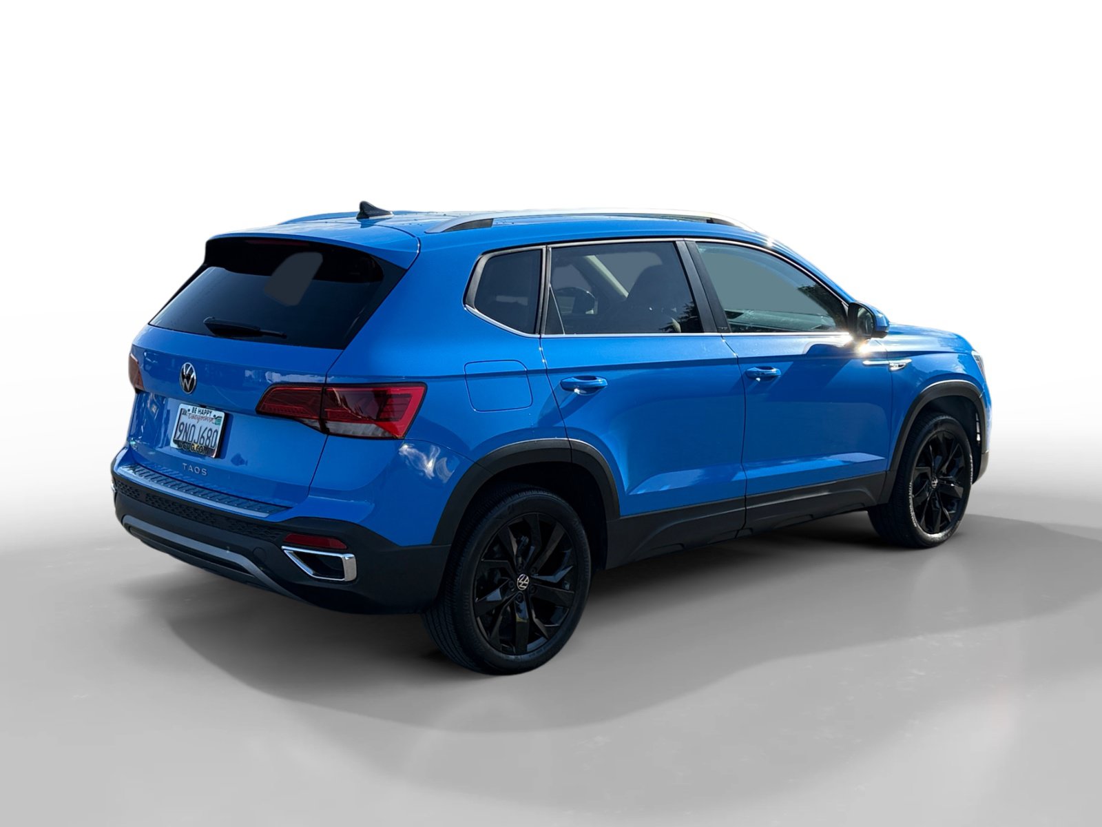 Used 2024 Volkswagen Taos SE w/ Panoramic Sunroof Package FWD image 5