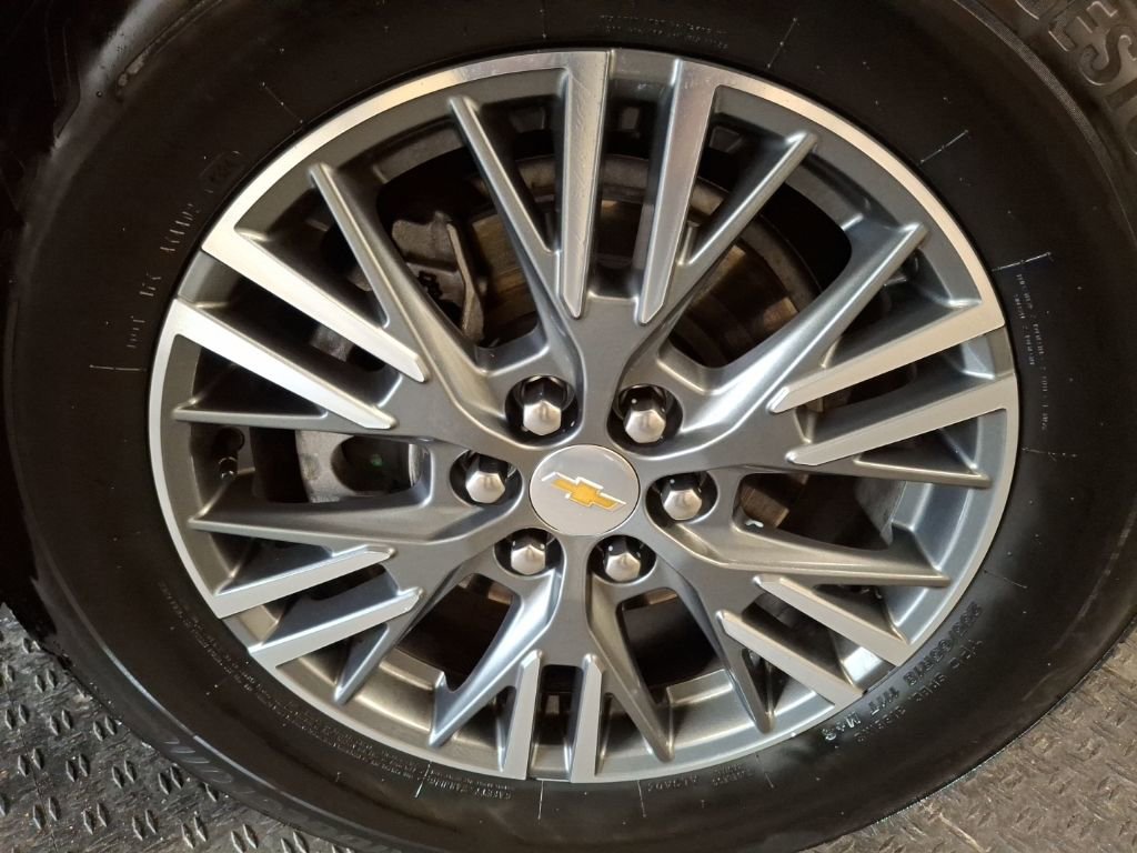 Used 2025 Chevrolet Traverse LT image 4